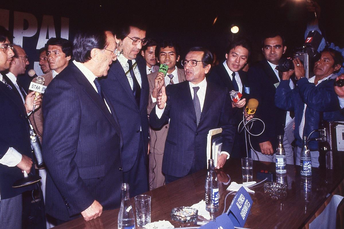 Alfonso Barrantes conversando con Luis Bedoya Reyes y Jorge del Castillo. (GEC Archivo Histórico)