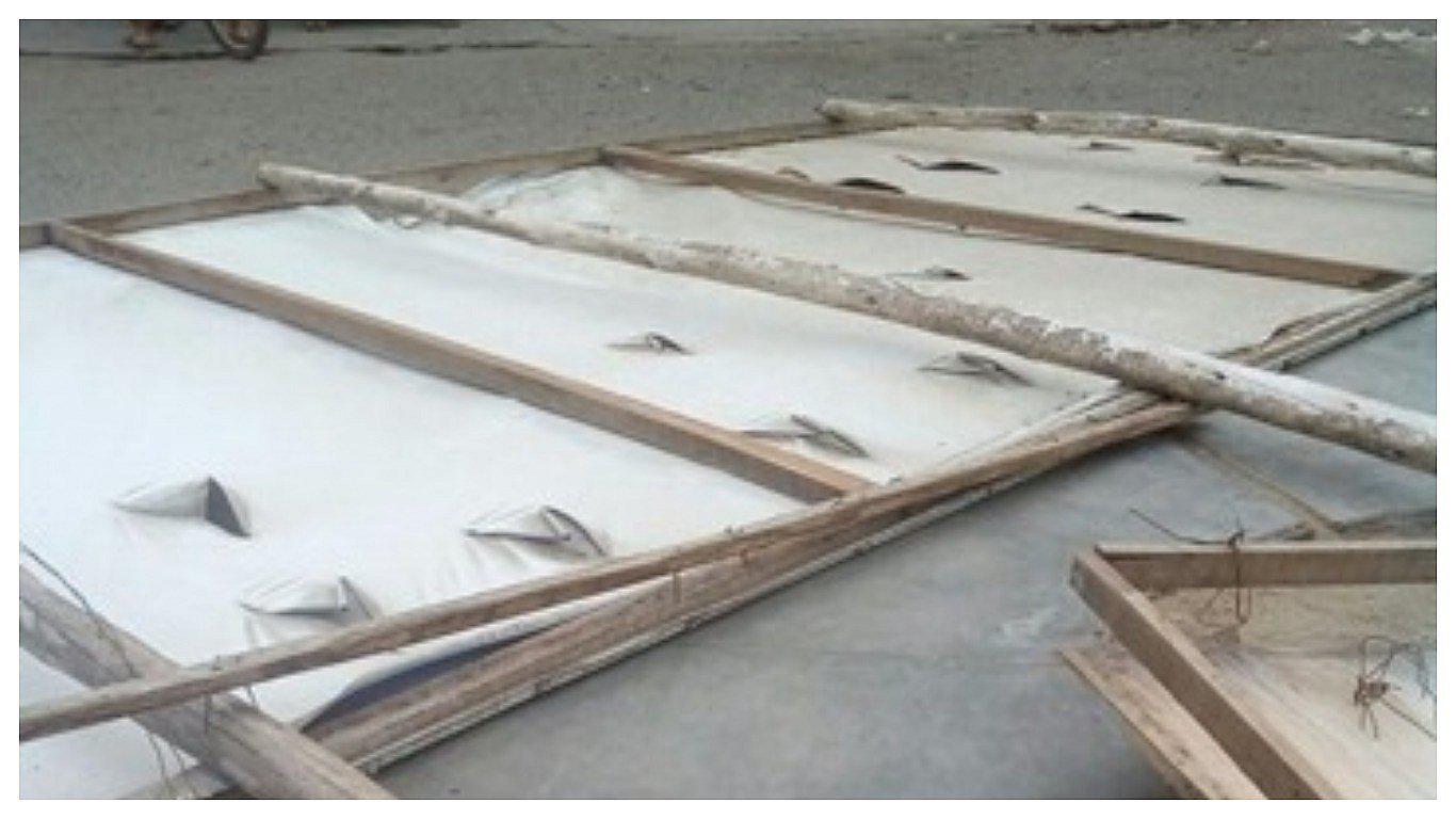 Pesado cartel de obra cae sobre la cabeza de una mujer