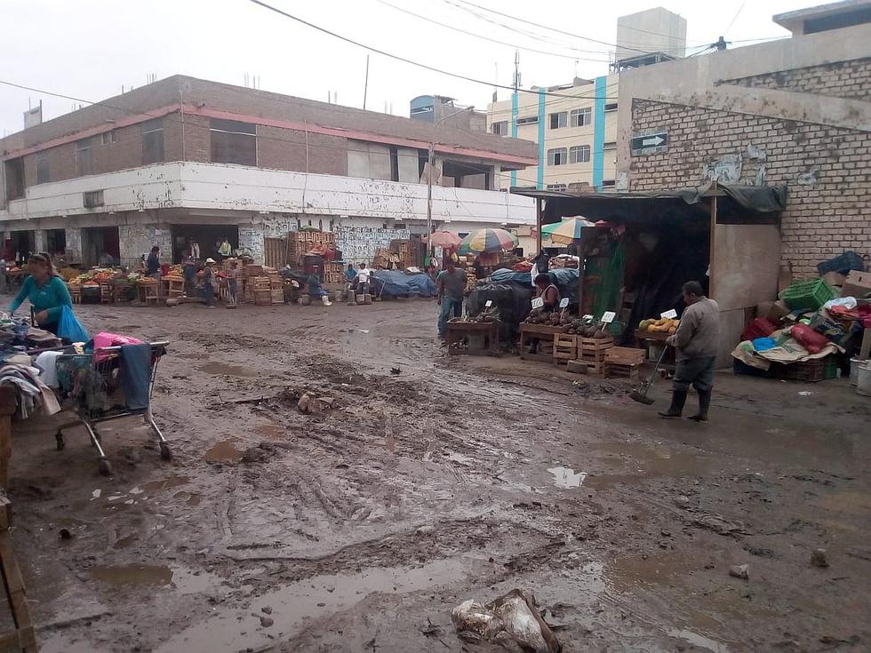 Chiclayo: Desagüe colapsa e inunda calles adyacentes al mercado Moshoqueque
