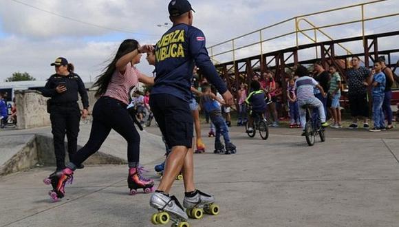 Policías usan patines para recobrar espacios públicos de la delincuencia y las drogas 
