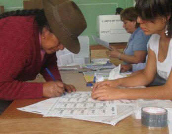Picón y Meléndez encabezan sondeo