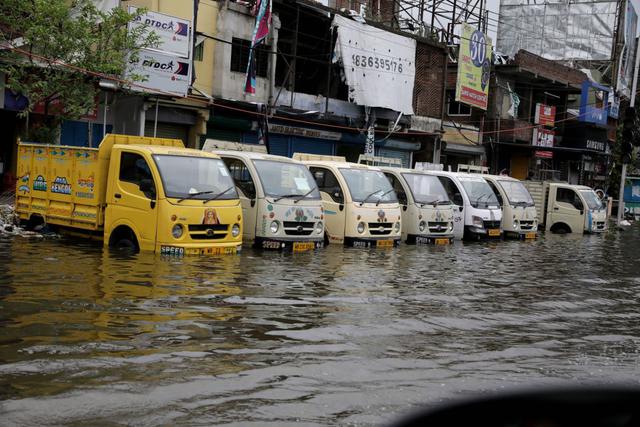 Camiones se encuentran en aguas estancadas después de que el ciclón Amphan tocara tierra, en Kolkata, India Oriental, el 21 de mayo de 2020. (EFE / EPA / PIYAL ADHIKARY)