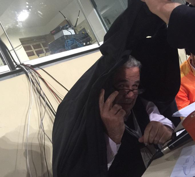 Perú vs Chile: Hinchas lanzan de todo a locutor de Tv chilena en Estadio Nacional