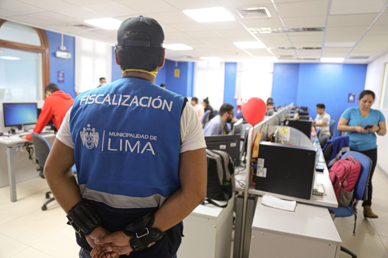 Personal de Fiscalización y Policía Nacional realizaron la evacuación de todos los trabajadores.