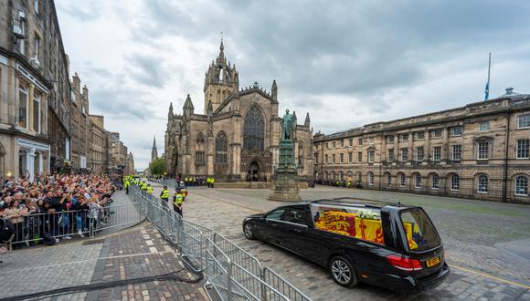 El coche fúnebre que lleva el ataúd de la reina Isabel II, envuelto en el estandarte real de Escocia, pasa por la catedral de St Giles en Edimburgo, en ruta hacia el Palacio de Holyroodhouse, el 11 de septiembre de 2022.  (Foto de Andrew O'Brien / PISCINA / AFP)