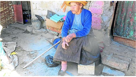 ​Anciana que no puede caminar usa palo de escoba para sostenerse (VIDEO)