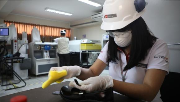 Una trabajadora limpiando un zapato de cuero con los protocolos de bioseguridad. | Foto: ITP