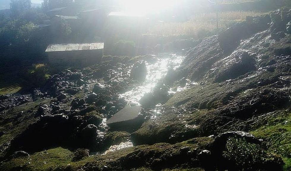 Comuneros se quedan sin agua e incomunicados por deslizamiento de cerro (FOTOS)