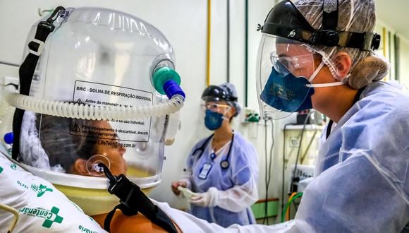 Un paciente utiliza una nueva tecnología no invasiva que puede reducir la necesidad de intubación en el área de COVID-19 del Hospital Centenario en Sao Leopoldo, estado de Rio Grande do Sul, sur de Brasil, el 16 de abril de 2021. (Foto: SILVIO AVILA / AFP)