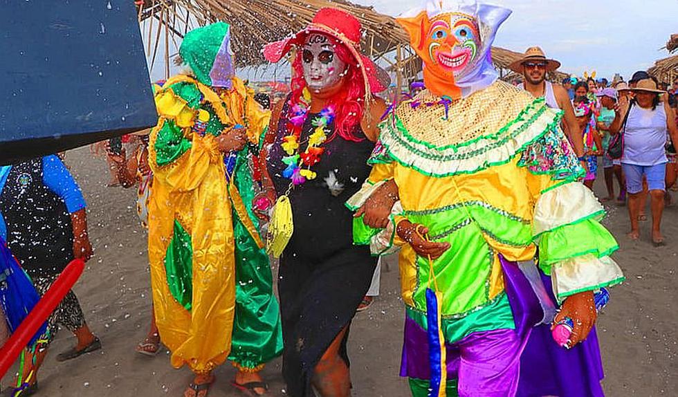Punteños celebran en la playa el "Entierro del Carnaval" (FOTOS)