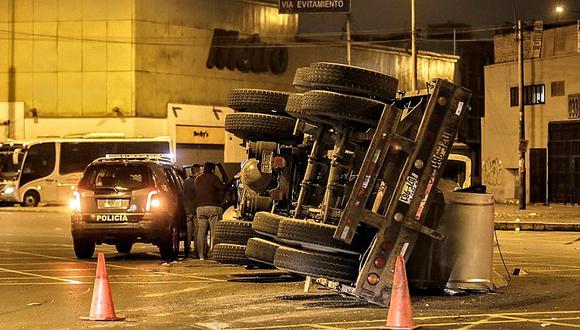 Cercado de Lima: Camión con bobinas electrónicas se volcó en Av. Emancipación (FOTOS Y VIDEO)