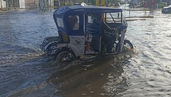 Obreros municipales intentan evacuar las aguas pluviales del centro de la ciudad. (Fotos: Nilo Vilela /Tania Bautista / cortesía)