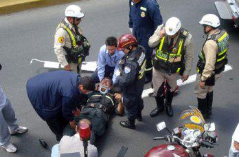Policía en moto se libra de
 ser impactado por calamina