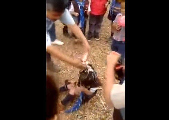 ​Indignante: Maestra de Boy Scouts arroja gaseosa a niña frente a otros menores