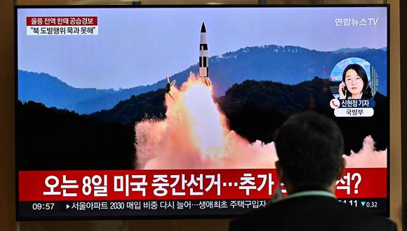 Un hombre mira una pantalla de televisión que muestra una transmisión de noticias con imágenes de archivo de una prueba de misiles de Corea del Norte, en una estación de tren en Seúl el 2 de noviembre de 2022.  (Foto de JUNG YEON-JE / AFP)
