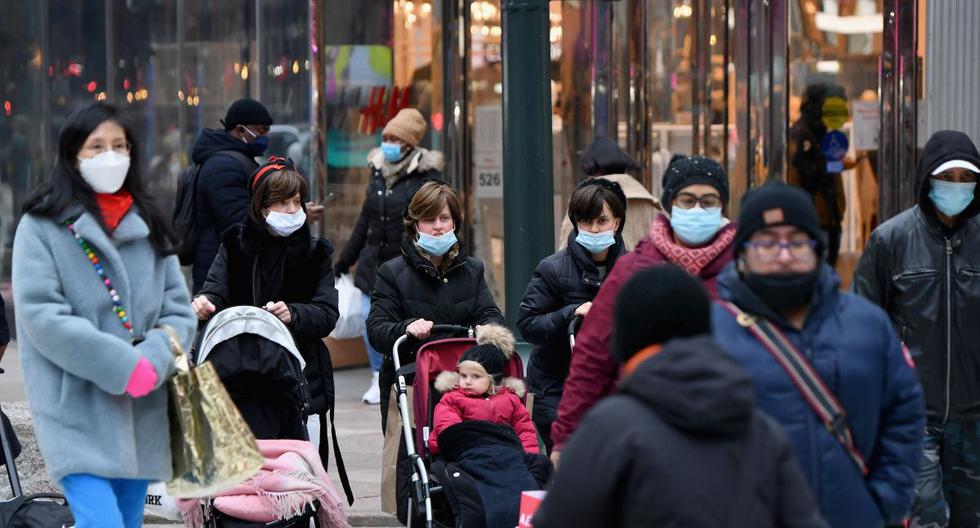 La gente camina por una concurrida zona comercial en medio de la pandemia de coronavirus el 5 de enero de 2021 en la ciudad de Nueva York. (Angela Weiss / AFP).