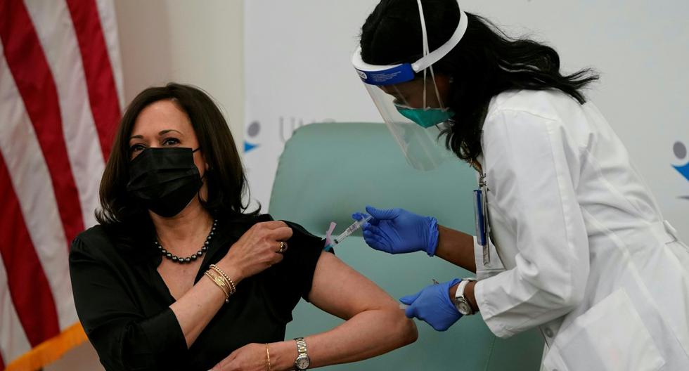 La vicepresidenta electa de Estados Unidos, Kamala Harris, recibe una dosis de la vacuna Moderna en el United Medical Center en Washington. (Alex Edelman / AFP).