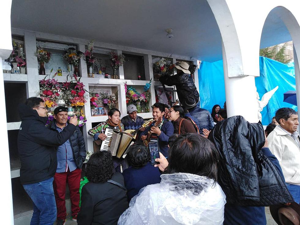 Cientos acuden a los cementerios para despedir a sus difuntos