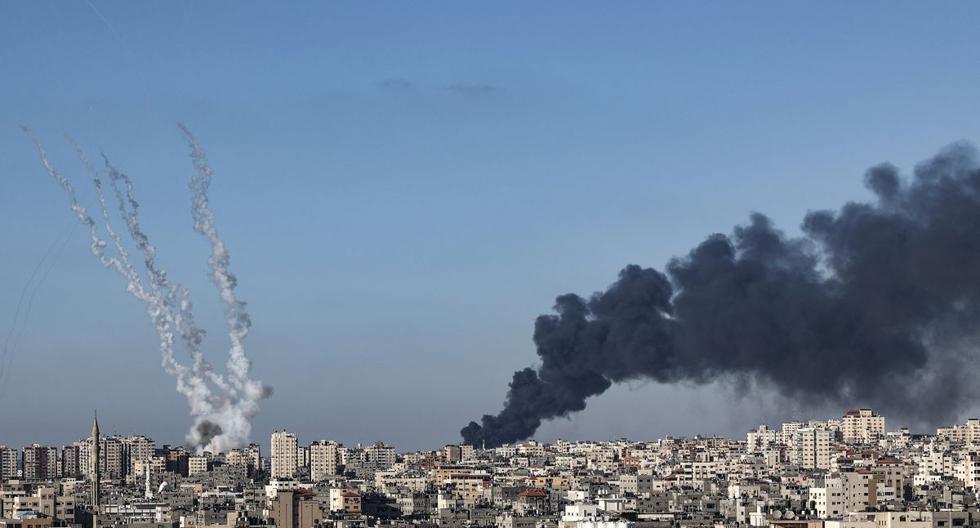 Una columna de humo oscuro se eleva por encima de los edificios alcanzados por los ataques aéreos israelíes en la ciudad de Gaza. (AFP).