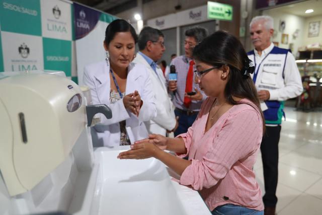 Sisol realizó una campaña preventiva en la Estación Central (Cercado de Lima) donde se enseñó la importancia del lavado de manos a los usuarios del Metropolitano. (Foto: Lino Chipana)