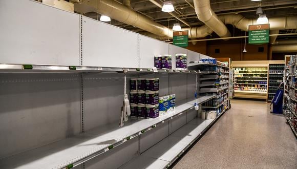 Los estantes de papel higiénico y toallas de papel se ven vacíos en un supermercado en Miami Beach, Florida, el 13 de enero de 2022. (Foto: CHANDAN KHANNA / AFP)