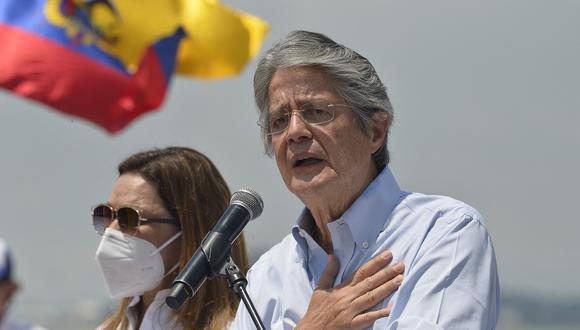 El candidato presidencial ecuatoriano por el movimiento Creando Oportunidades (CREO), Guillermo Lasso, se dirige a sus seguidores. (Foto: RODRIGO BUENDIA / AFP)