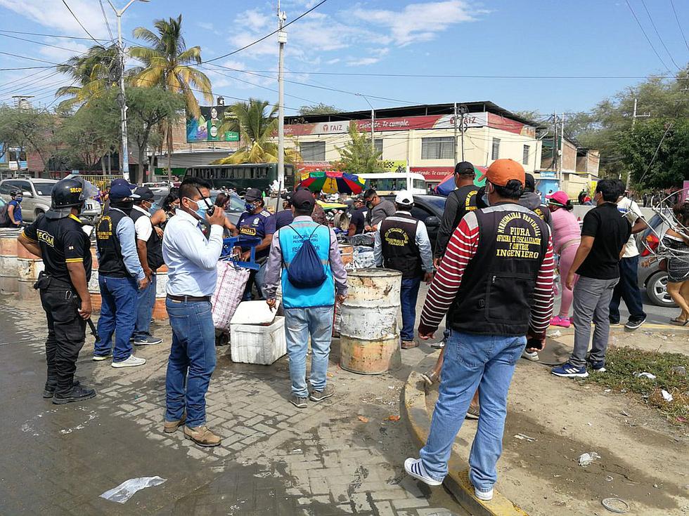 Piura: Desalojan a 500 ambulantes que tomaron las vías adyacentes al Mercado Modelo (GALERÍA)