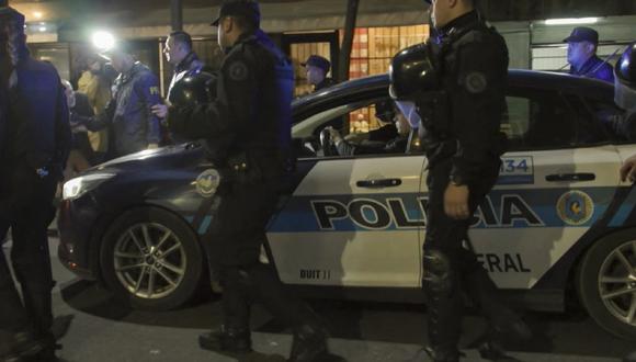 Policías escoltan un vehículo donde un hombre que intentó dispararle a la vicepresidenta argentina Cristina Fernández de Kirchner está detenido. (Foto:  Elena BOFFETTA / AFPTV / AFP)