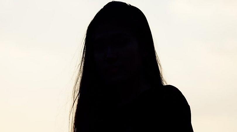 Niña se infecta jugando en una pocilga con pulgas que se incrustan en sus pies (FOTO)