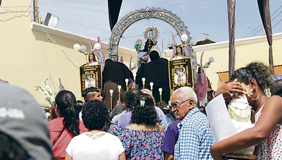 Fieles se arrodillan ante la Virgen del Carmen