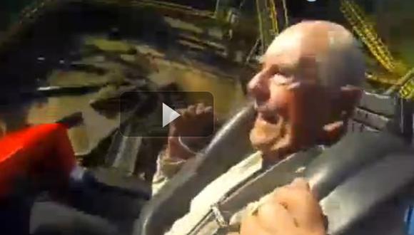 VIDEO​: Abuelo acompaña a sus nietos y sube a la montaña rusa