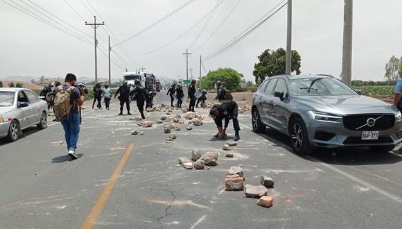 Policías retiran las piedras que colocaron los manifestantes| Foto: Yorch Huamaní