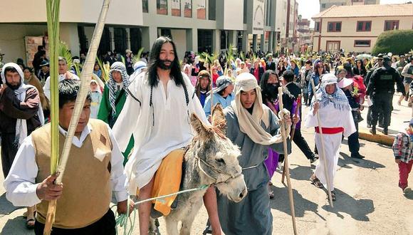 Feligresía católica  de la región Puno celebró el Domingo de Ramos