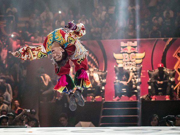 El infartante duelo entre danzantes de tijeras y breakdancers ya convertido en viral (VIDEO)