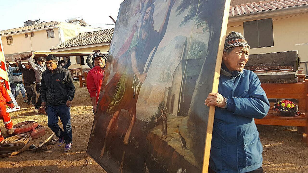 Conmovedor: Fieles ingresan a templo en llamas para salvar santos (VIDEO)