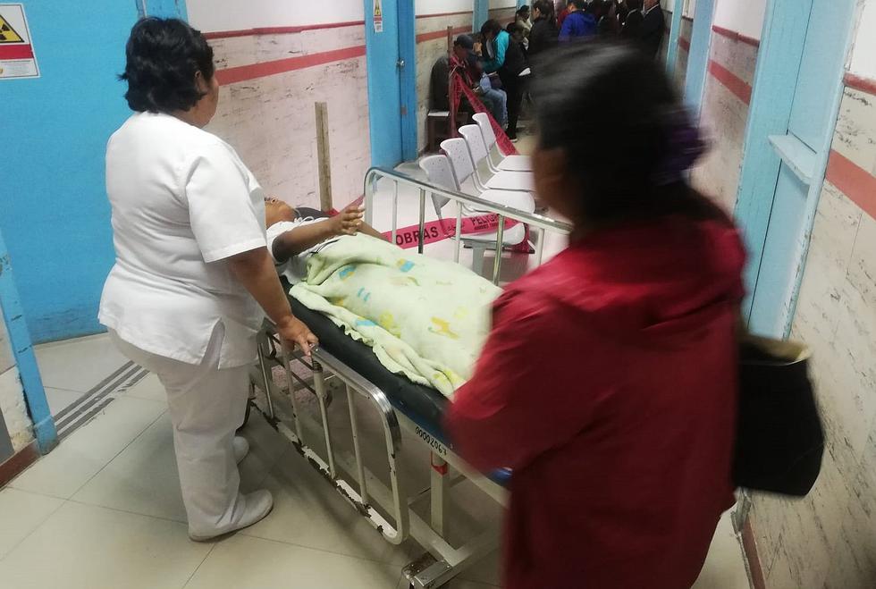 Combi con pasajeros choca con camioneta chilena y luego vuelca