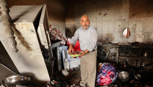 Un familiar inspecciona los daños dentro de una casa en Deir el-Balah, en el centro de la Franja de Gaza, el 19 de mayo de 2021, donde Eyad Saleha, un palestino discapacitado de 33 años en silla de ruedas, su esposa embarazada y su hijo de 3 años fallecieron. (Foto: SAID KHATIB / AFP)