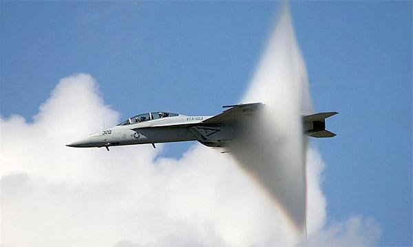 Un caza francés rompe la barrera del sonido para ayudar a un avión de línea