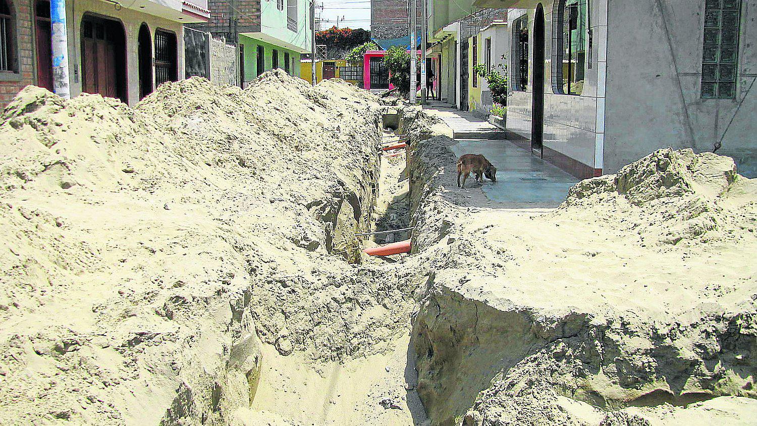 Cambian tuberías de obra de alcantarillado en Río Grande