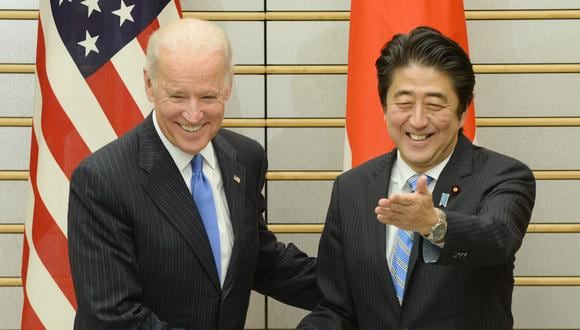 El entonces vicepresidente estadounidense Joe Biden  es recibido por el primer ministro japonés Shinzo Abe  antes de sus conversaciones en la residencia oficial de Abe en Tokio el 3 de diciembre de 2013. (Foto de TORU YAMANAKA / AFP)