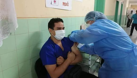 Ronald Gallo Guerrero, quien pertenece a la Red Asistencial de EsSalud, fue el primer médico de Piura vacunado contra la COVID-19 con la dosis de Sinopharm que arribó a la región la mañana de ayer. (Foto: EsSalud)