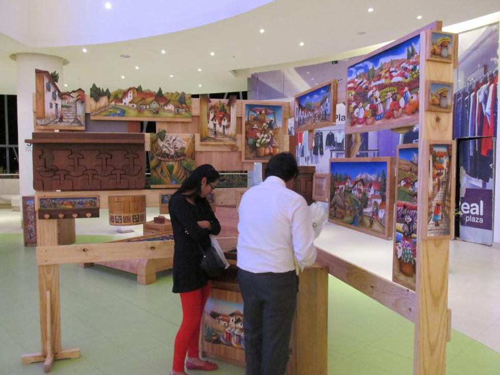 Exponen obras de arte en madera y pinturas