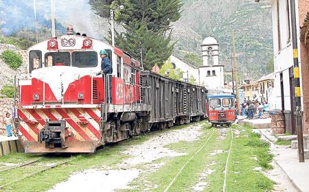 La Oroya: Tren se descarrila y cierra el pase en Carretera Central