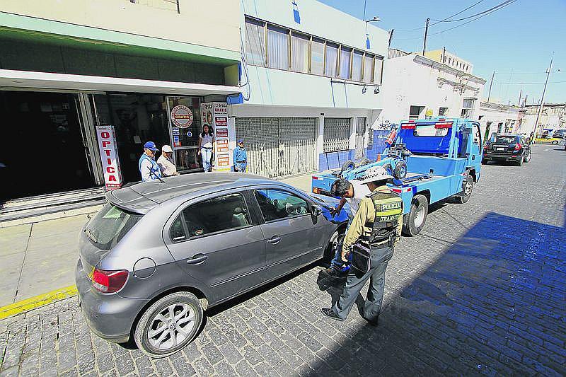 La cuestionada empresa de grúas vuelve a ganar selección para trasladar carros