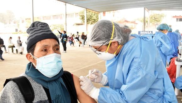 La jornada de vacunación a docentes que laboran en zonas rurales se realizó en el  Liceo Naval "Manuel Clavero Muga" de Ventanilla. (Foto: Diresa Callao)