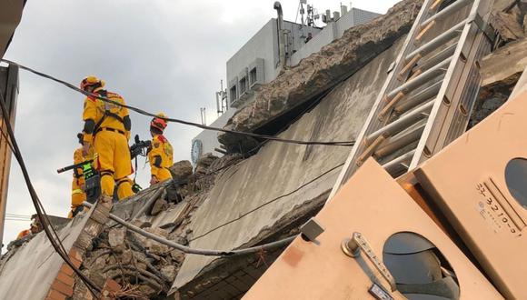 Bomberos durante una operación de rescate en el sitio de un edificio derrumbado después de un terremoto de magnitud 6,9, en el municipio de Yuli, condado de Hualien. (Foto de Handout / Oficina de Bomberos del Condado de Taitung / AFP)
