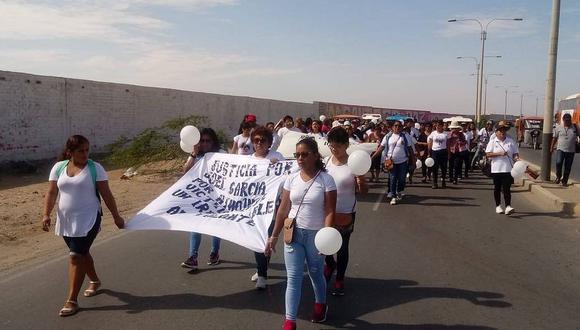 Pobladores marchan para exigir justicia por la muerte de un joven enfermero