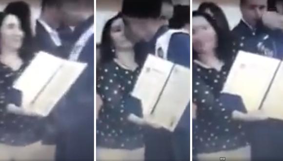 Profesora besó en la boca a su alumno cuando le entregaba diploma (VIDEO)