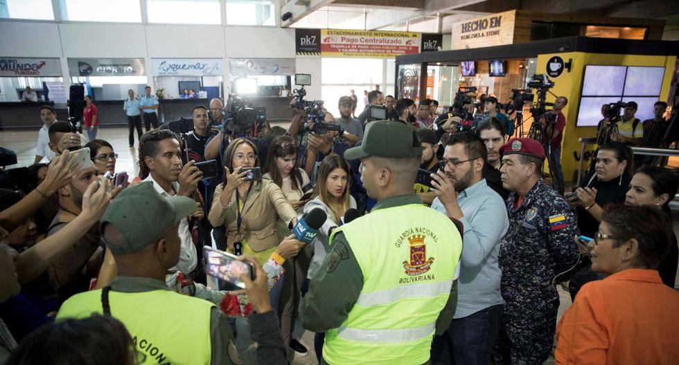 Agentes de la Guardia Nacional Bolivariana hablan con la prensa mientras se espera la llegada del líder opositor Juan Guaidó al Aeropuerto Internacional de Maiquetía Simón Bolívar en Caracas. (EFE).