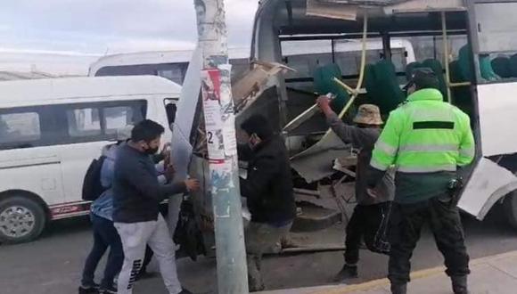 Parte trasera de uno de los buses quedó destrozada| Foto: Informados Arequipa
